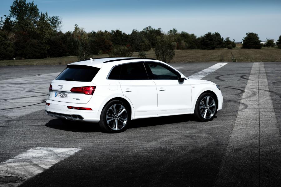  Audi Q5 55 TFSI e Quattro S-Line 2019 года  (WW) (фото 37 из 43)